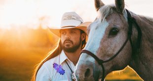 Ian Munsick Announces "Horses are Faster Tour"