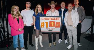 Dustin Lynch Celebrates 10 Number Ones